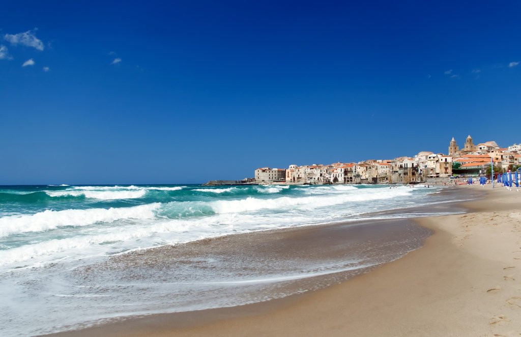 Strand in Cefalù, Sizilien