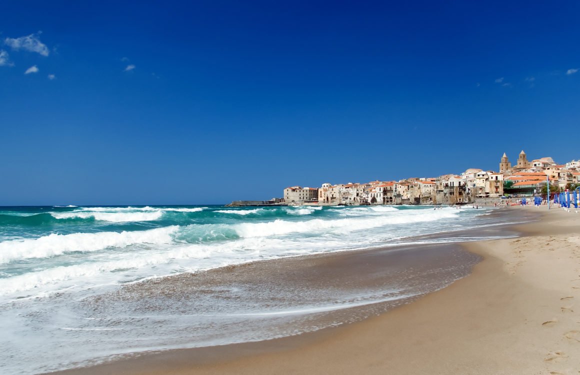 Strand in Cefalù, Sizilien