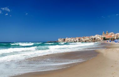 Strand in Cefalù, Sizilien