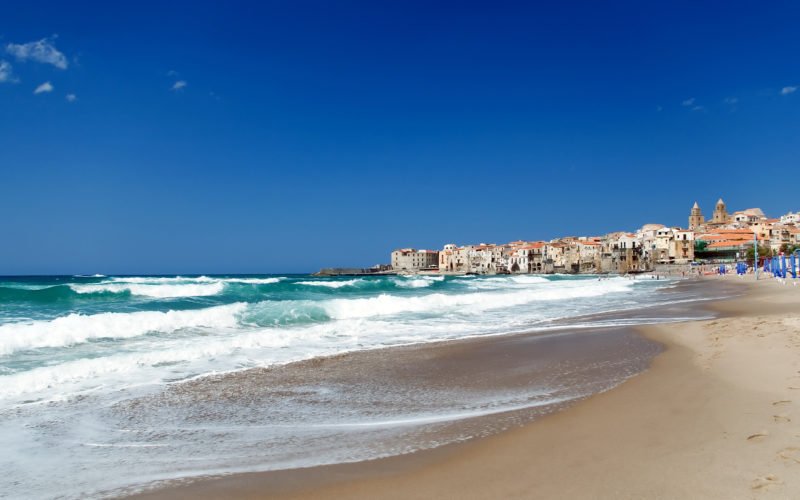 Strand in Cefalù, Sizilien