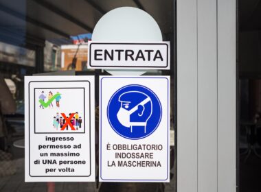 Corona-Schutzhinweise an der Tür eines Cafés auf Sizilien
