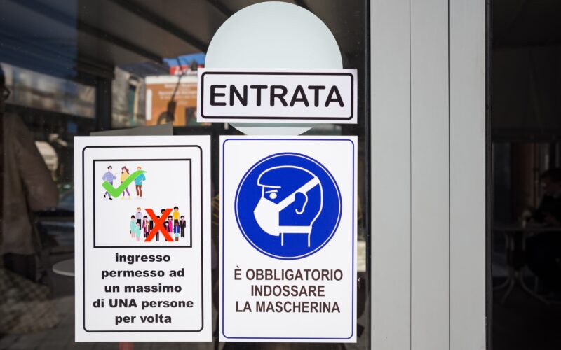 Corona-Schutzhinweise an der Tür eines Cafés auf Sizilien