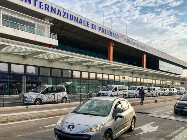 Der internationale Flughafen Palermo „Falcone e Borsellino“ (Punta Raisi).