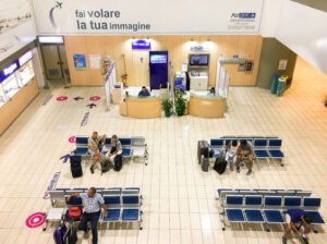 Flughafen Trapani-Birgi: Reisende warten am Gate.