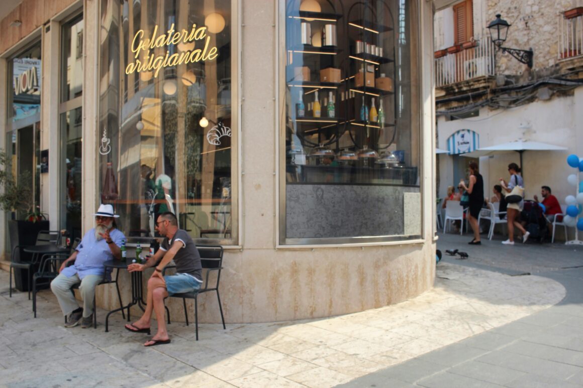 Strassencafé auf der Insel Ortigia in Syrakus, Sizilien.