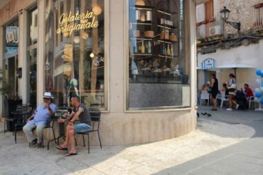 Strassencafé auf der Insel Ortigia in Syrakus, Sizilien.