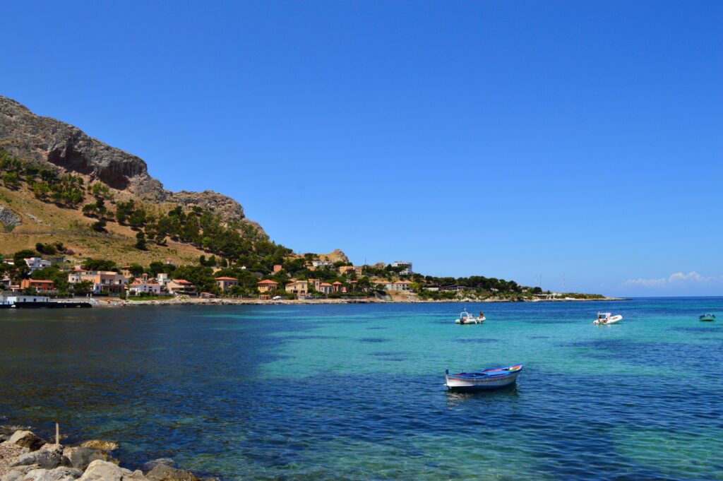 Blick auf die Bucht von Sferracavallo bei Palermo.