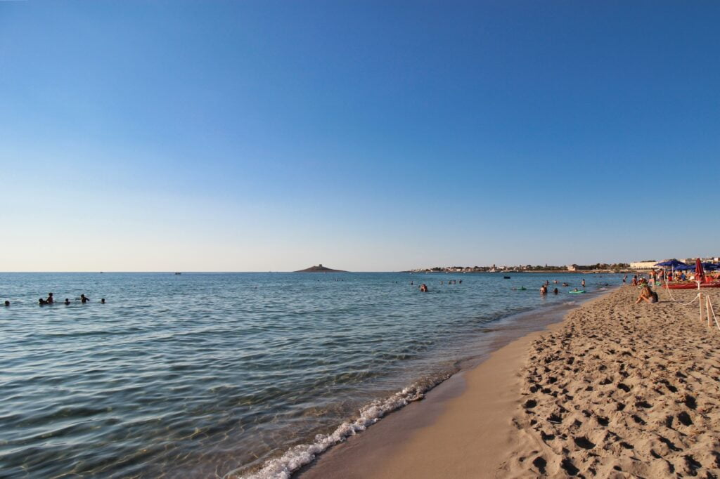 Strand von Isola delle Femmine mit der gleichnamigen Insel im Hintergrund.