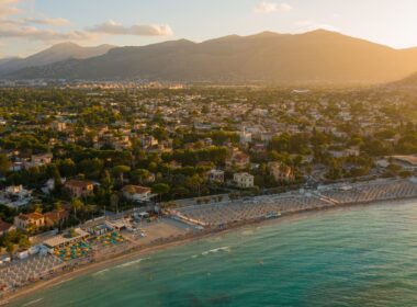 Der Stadtstrand von Palermo: Blick aus der Luft auf den Golf von Mondello.
