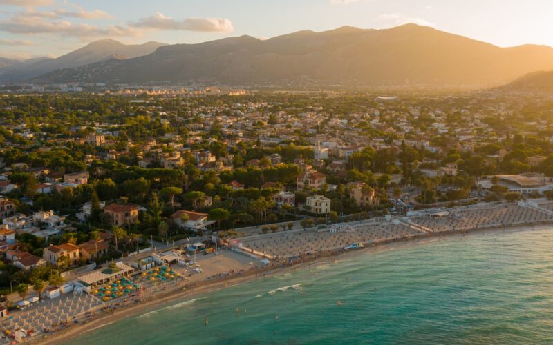 Der Stadtstrand von Palermo: Blick aus der Luft auf den Golf von Mondello.