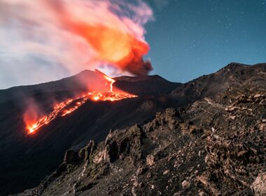 Glühende Lavaströme ergiessen sich aus dem Ätna auf Sizilien.