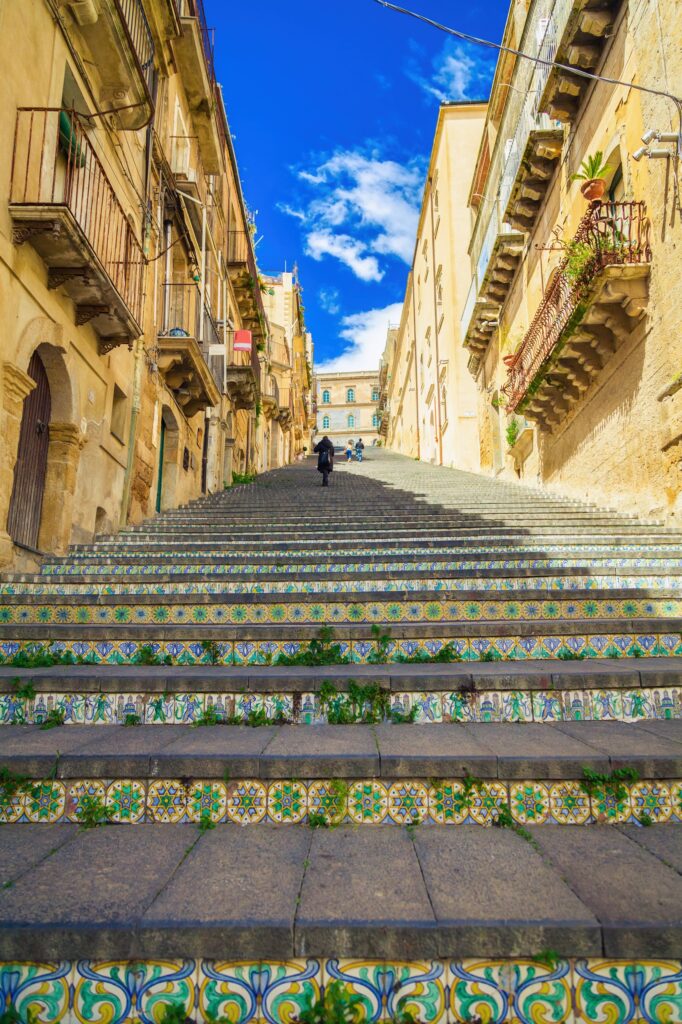 Die Stufen der Scalinata di Santa Maria del Monte in Caltagirone sind mit kunstvollen Keramikfliesen verziert.