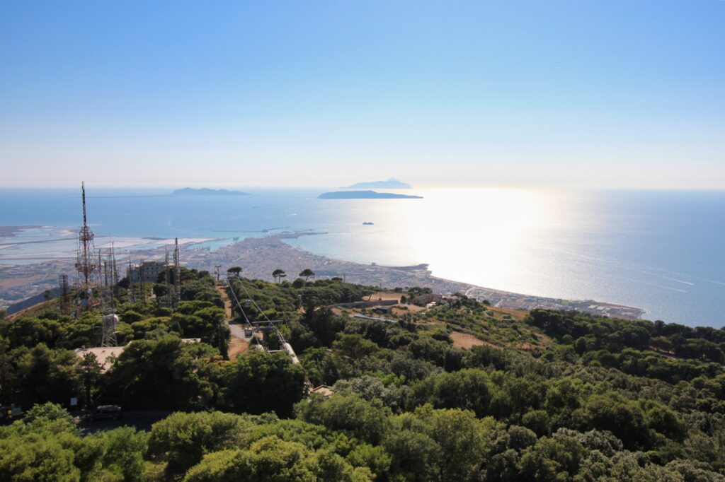 Blick von oben auf die Bergstation von Funierice: im Hintergrund Trapani und die Ägischen Inseln.