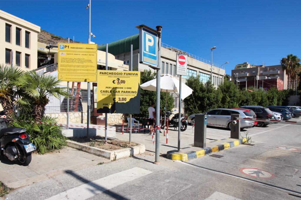 Parkplatz 1 vor der Talstation von Funierice: Die ersten drei Stunden kosten 3 Euro.