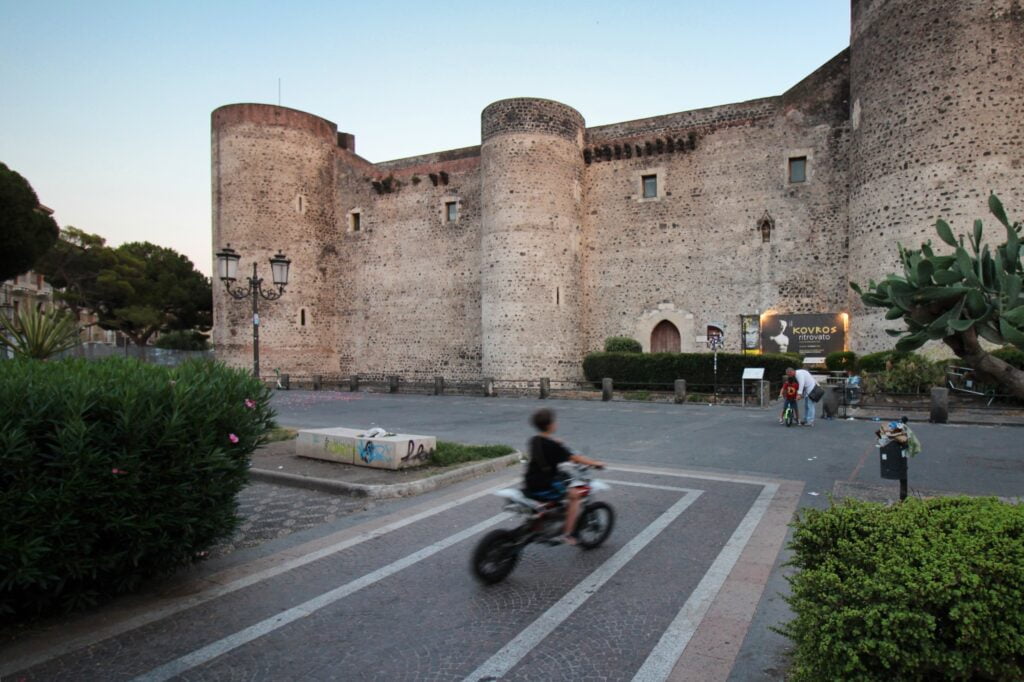 Kind auf Motorrad vor dem Castello Ursino in Catania
