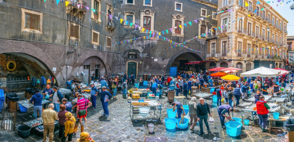 Blick auf den samstäglichen Fischmarkt in Catania
