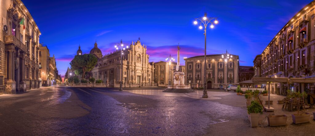 Die Piazza del Duomo in Catania vor Sonnenaufgang.