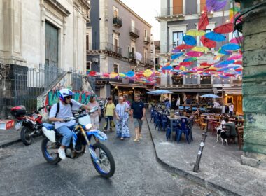 Mit Sonnenschirmen überdacht: die Piazza dell' Indirizzo in Catania