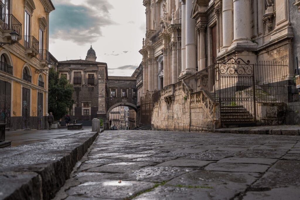 Vier Kirchen auf 400 Metern: Blick auf die Via Crociferi in Catania