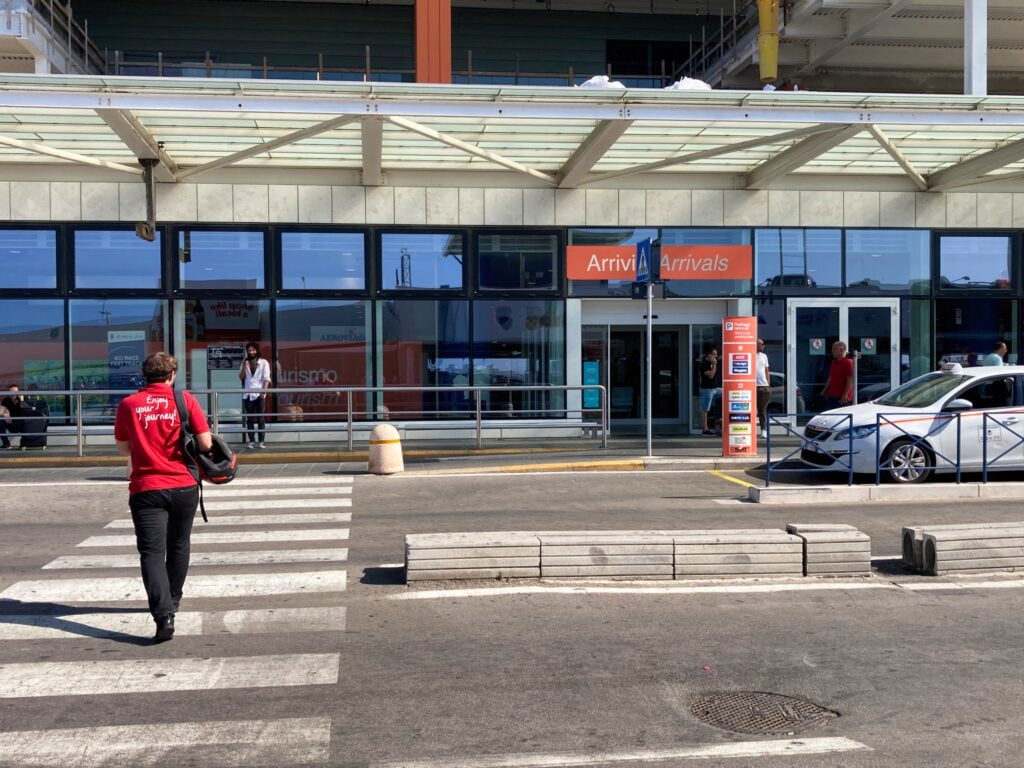 Taxistand vor der Ankunftshalle des Flughafens Palermo