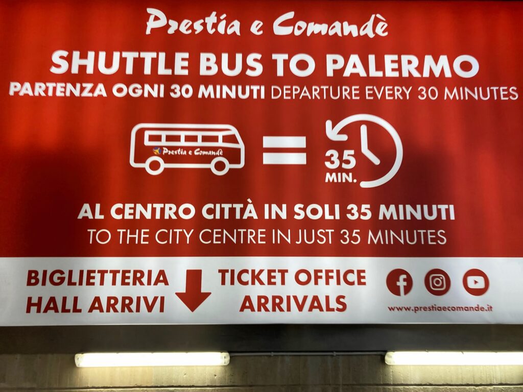 Werbetafel für den Shuttle-Bus in die Innenstadt von Palermo