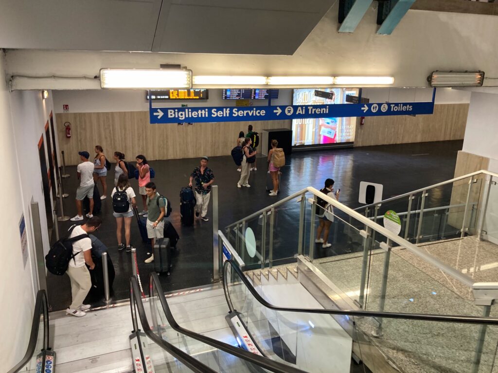 Eingang zum unterirdischen Bahnhof am Flughafen Palermo