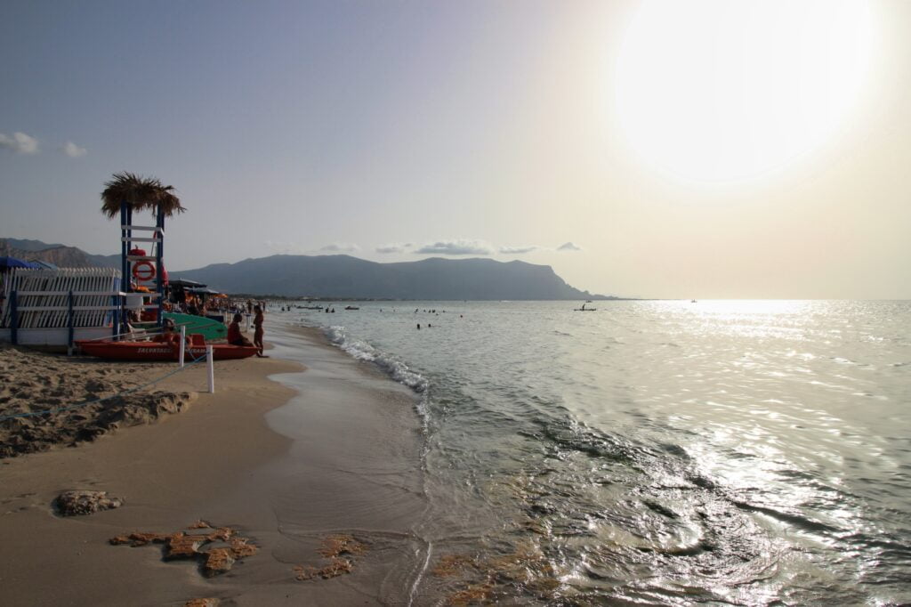 Strand von Isola delle Femmine mit Blick auf den Golf von Carini.
