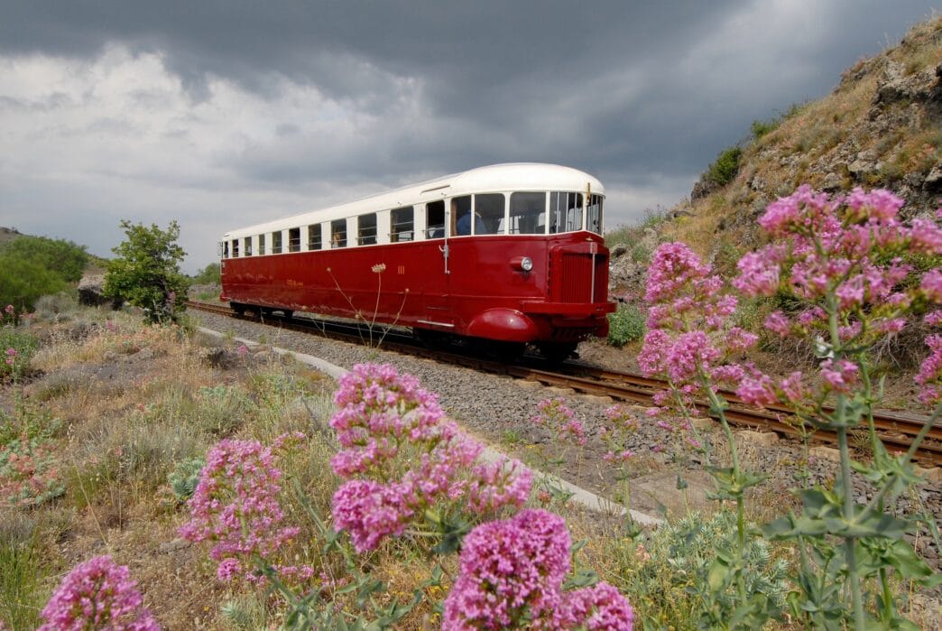 Die Ferrovia Circumetnea: Der historische Fiat-Zug Littorina fährt um den Vulkan Ätna.