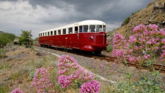Die Ferrovia Circumetnea: Der historische Fiat-Zug Littorina fährt um den Vulkan Ätna.