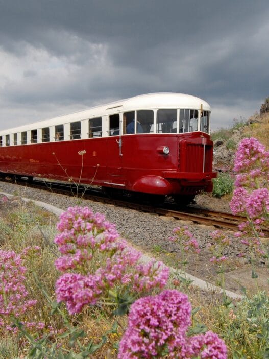 Die Ferrovia Circumetnea: Der historische Fiat-Zug Littorina fährt um den Vulkan Ätna.