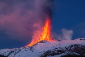 Der Ätna in voller Aktion – die glühende Lava erhellt die schneebedeckten Hänge.