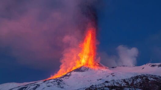 Der Ätna in voller Aktion – die glühende Lava erhellt die schneebedeckten Hänge.