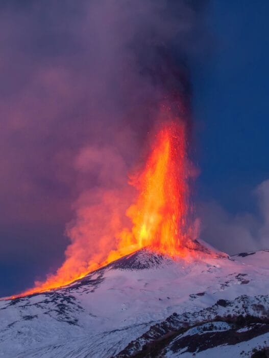 Der Ätna in voller Aktion – die glühende Lava erhellt die schneebedeckten Hänge.