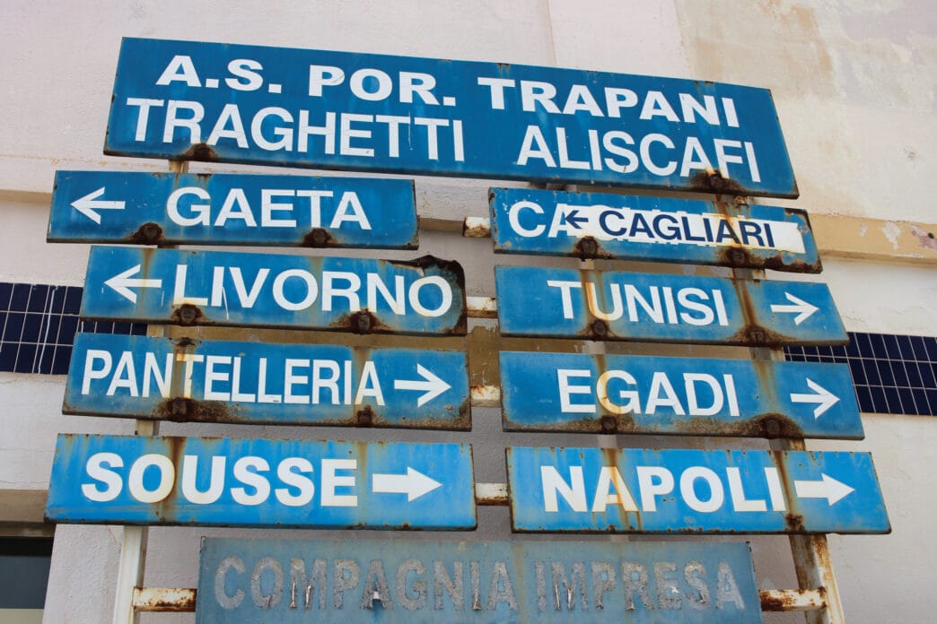 Wegweiser am Hafen von Trapani auf Sizilien