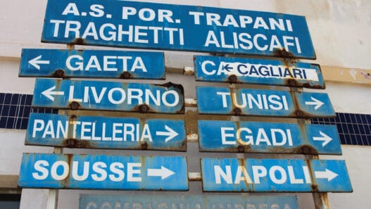 Wegweiser am Hafen von Trapani auf Sizilien