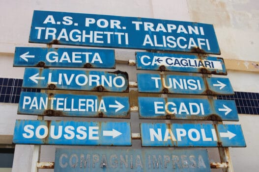 Wegweiser am Hafen von Trapani auf Sizilien