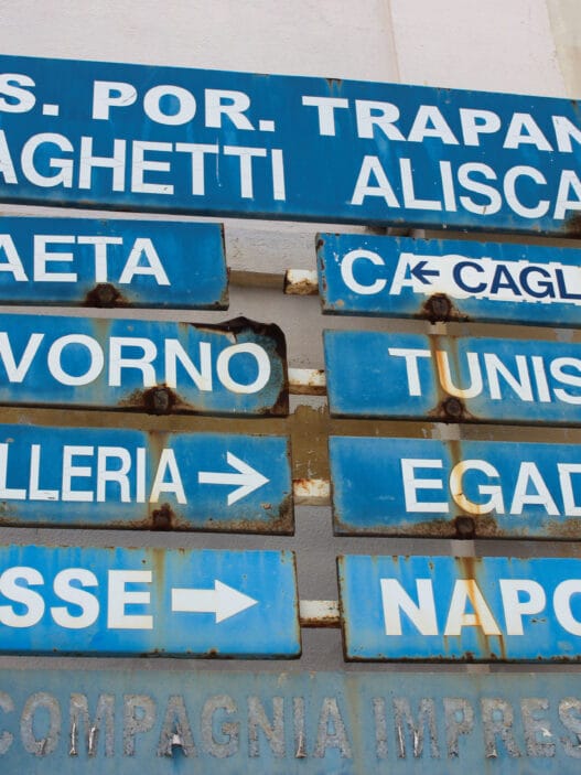 Wegweiser am Hafen von Trapani auf Sizilien