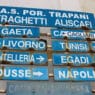 Wegweiser am Hafen von Trapani auf Sizilien