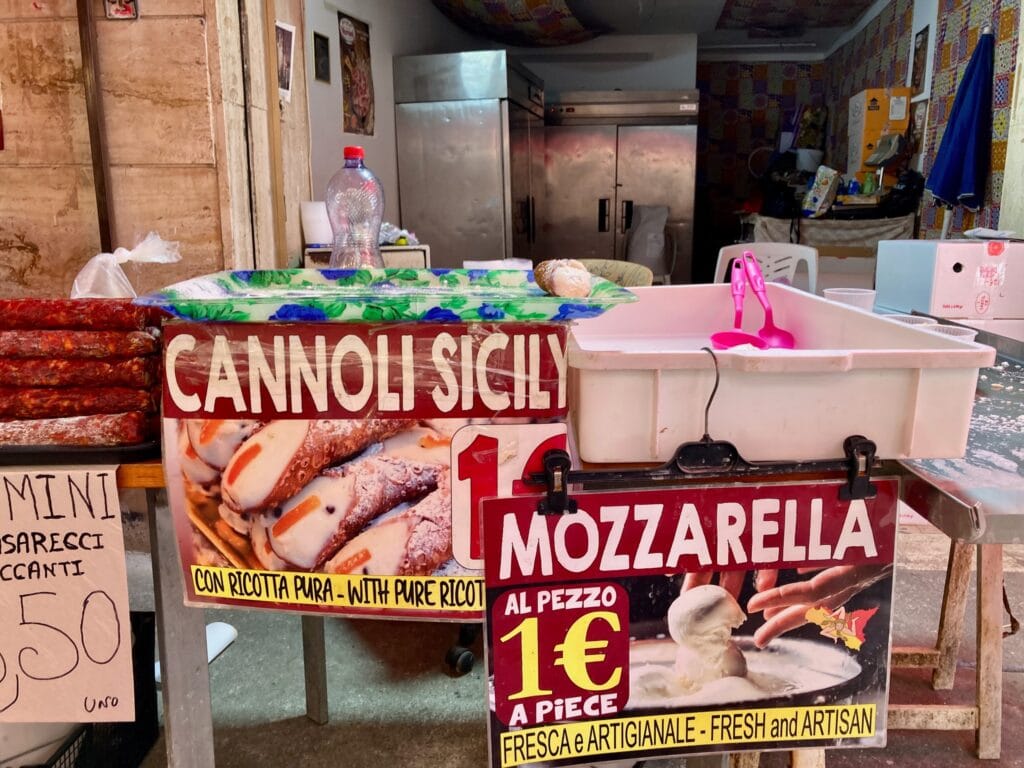 Cannoli und Mozzarella zum Dumpingpreis auf dem Ballarò-Markt in Palermo. (Bild: Michael Salvatore)