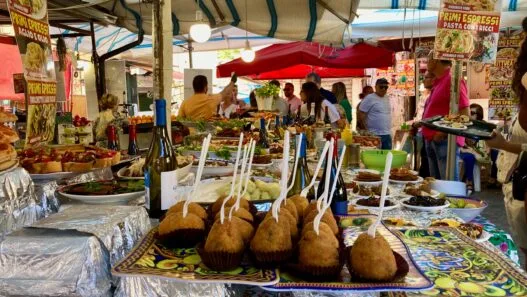 Arancine und andere Spezialitäten auf dem Ballarò-Markt in Palermo. (Bild: Michael Salvatore)