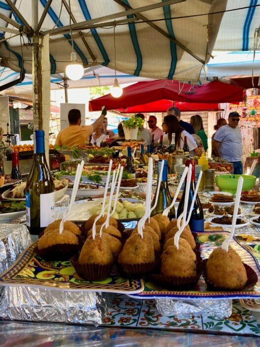 Arancine und andere Spezialitäten auf dem Ballarò-Markt in Palermo. (Bild: Michael Salvatore)
