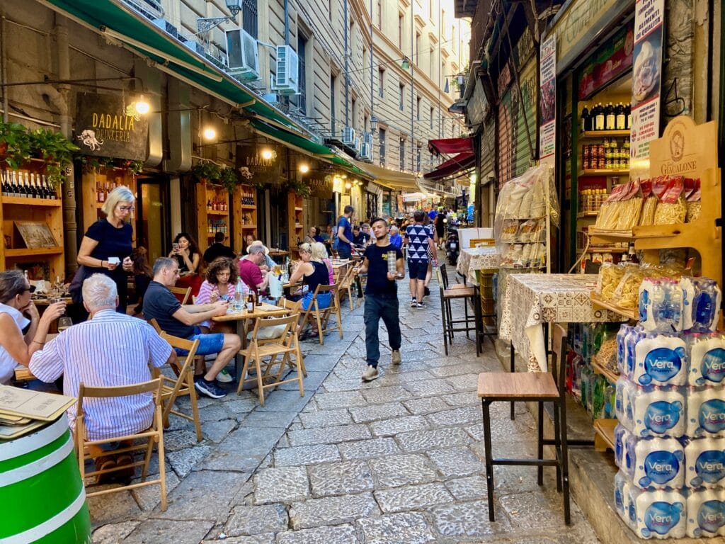 Strassenrestaurants auf dem Vucciria-Markt in Palermo. (Bild: Michael Salvatore)