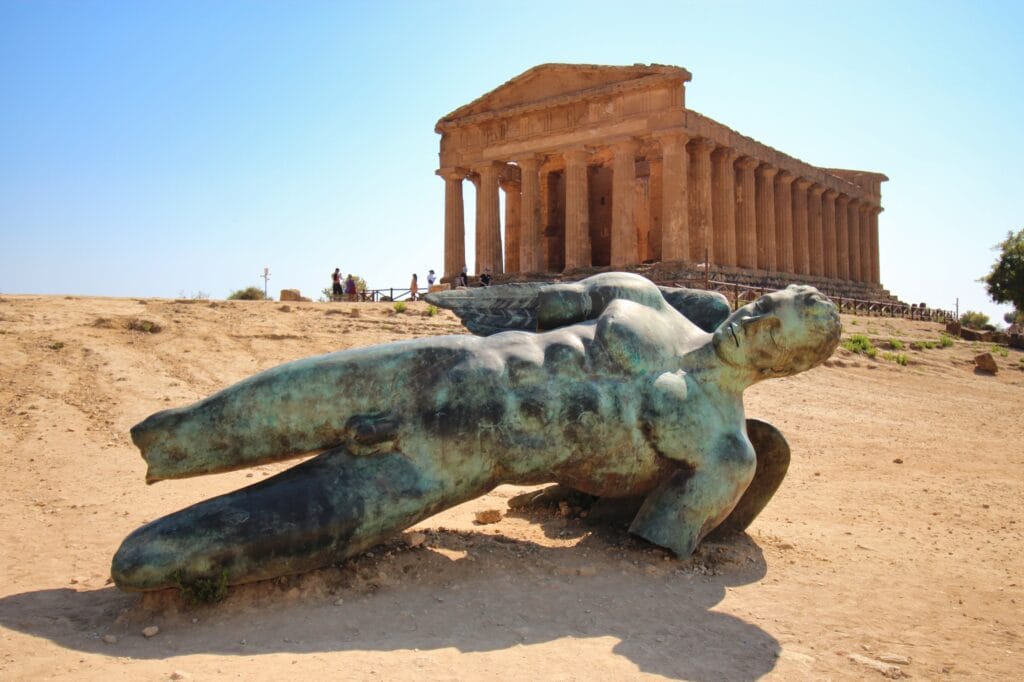 Vor dem Tempel der Concordia in Agrigent liegt Mitorajs „Gefallener Ikarus“ – ein eindrucksvoller Dialog zwischen Antike und Moderne.