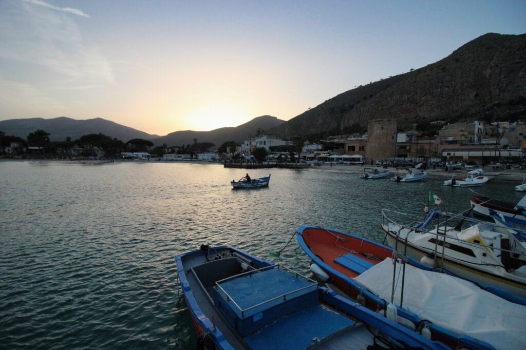 Abendstimmung im Hafen von Mondello – Sizilien von seiner ruhigsten Seite.