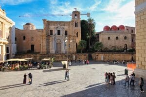 Piazza Bellini in Palermo – wo byzantinische Mosaike, arabische Kuppeln und barocker Prunk aufeinandertreffen.