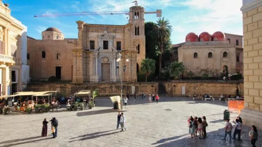 Piazza Bellini in Palermo – wo byzantinische Mosaike, arabische Kuppeln und barocker Prunk aufeinandertreffen.