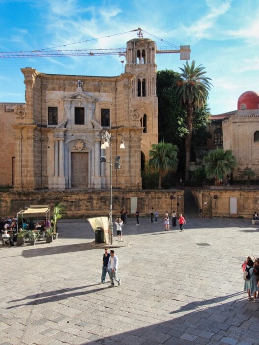 Piazza Bellini in Palermo – wo byzantinische Mosaike, arabische Kuppeln und barocker Prunk aufeinandertreffen.